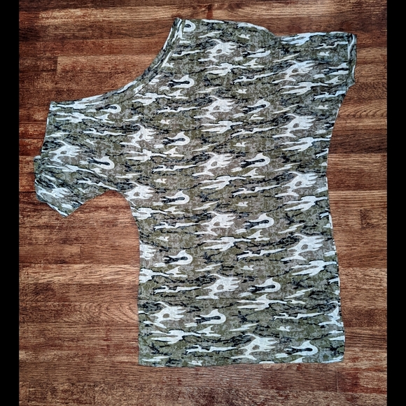 Body Central Y2K asymmetrical army camo lightweight batwing blouse - Picture 3 of 6